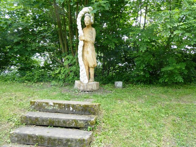 "Am Schopfe packen" von Sieglinde Gros steht am Platz vor der Kellerburg beim trigonometrischen Punkt.