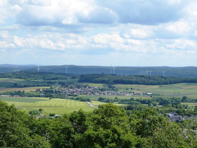 In östlicher Richtung geht der Blick über den Stadtteil Berghofen. Dahinter sind die Windräder bei Ernsthausen und Wollmar zu sehen.