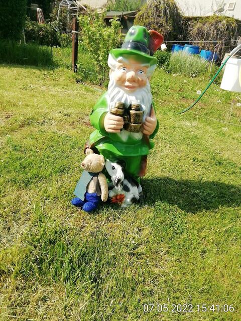 5.6.2022 !!! Gartenschau - Sonntagsbilder mit O'Brian 2022 !!!  Temperaturen: Nachts 15.1 / 10:33 18,97° plus / 13:24 29,8° plus
Das Unkraut wächst und es gab viel Sonne und trübes Wetter in dieser Woche, in der Sonne waren es dann gestern 20,6 Grad, heute ist es fast Windstill !
Die Temp­eraturen in Nebra steigen heute maximal auf 19 Grad Celsius