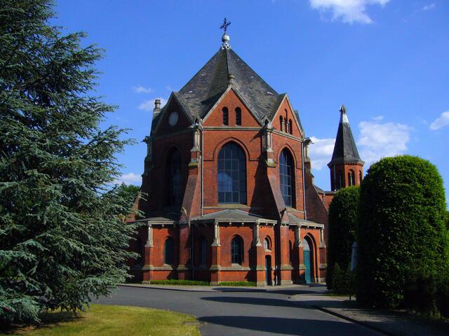 Die Kapelle im neugotischen Stil am Haupteingang wurde 1893 erbaut.