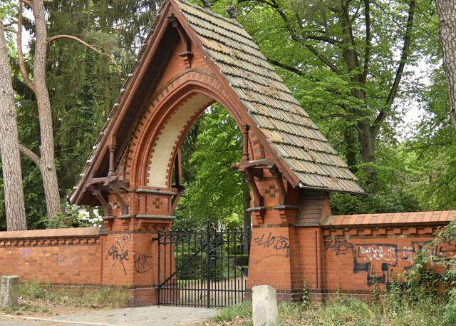 Neuer Friedhof Wannsee, Lindenstraße﻿.
Der Neue Friedhof Wannsee gehört ebenfalls zur Kolonie. Auf dem ältesten Teil dieses Friedhofs wurden seit 1887 fast alle reichen Villenbesitzer Wannsees bestattet, im Volksmund wurde er daher auch als „Millionenfriedhof“ bezeichnet.