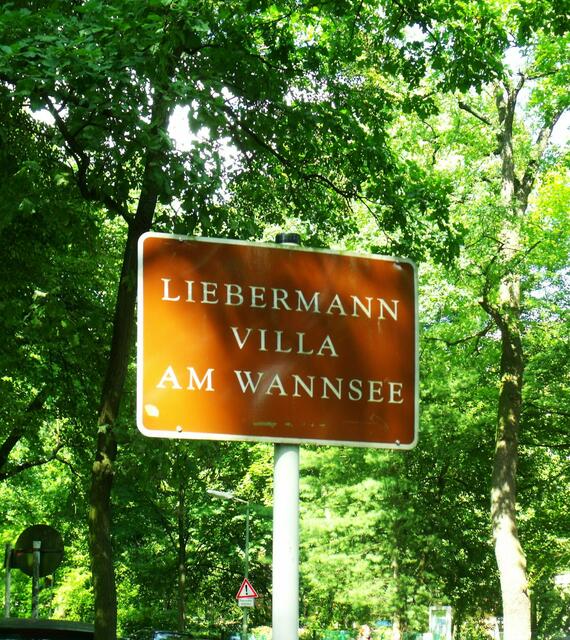 Das Hinweisschild zur Liebermann-Villa ist nicht zu übersehen.