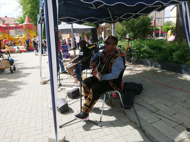 Die beiden Musiker von der Band "Black X" haben tolle vielseitige Musik dargeboten.