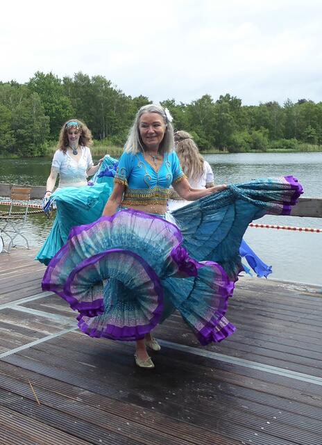 Die orientalischen Kostüme haben maritime Farben.