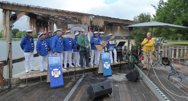 Das Shantyfestival wurde von Harald Luther (Bildmitte im grünen Pulli) und Jürgen Miethe (rechts) eröffnet. Der Shantychor Langenhagen steht schon bereit.