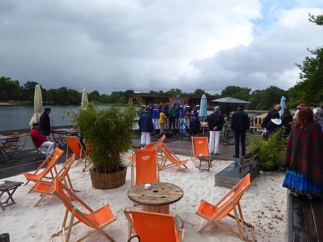 Das Wetter ist kalt und regnerisch, trotzdem sind viele Leute in die Strandalm gekommen.