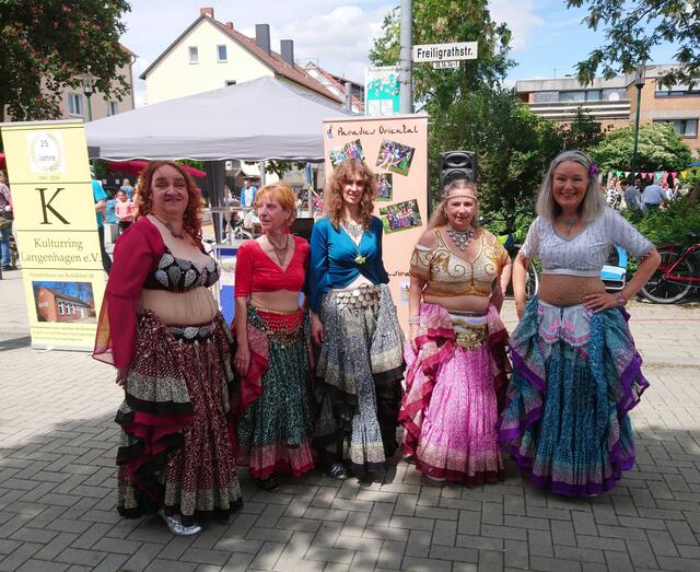 Die fünf Tänzerinnen freuen sich über das schöne gelungene Fest.