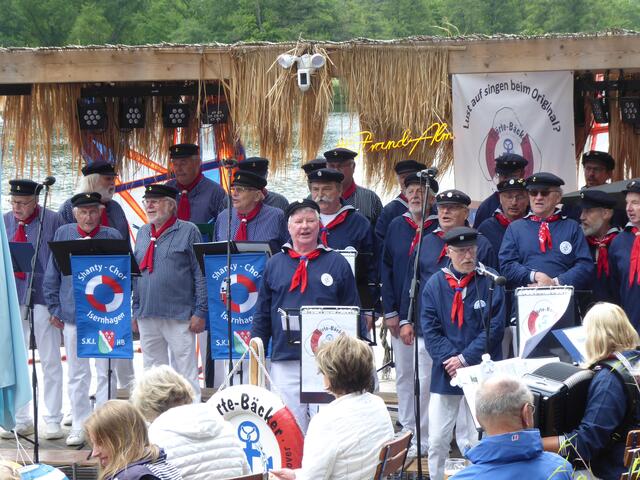 Hier haben sich zwei Shantychöre zum Singen zusammengetan: Shantychor Isernhagen und die Störtebäcker.