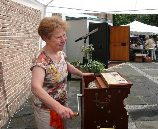 ... und draußen Drehordgelmusik
