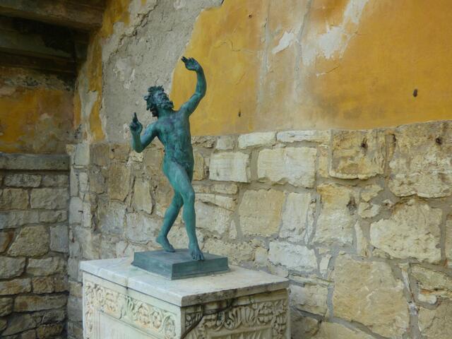 Antik anmutende Statuen: ich glaube, das hier ist Dionysos, der Gott des Weines!