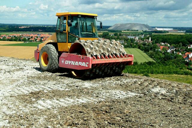 Eine spezielle Walze kam bei der Rückstandshaldenabdeckung im Jahr 2017 zum Einsatz.