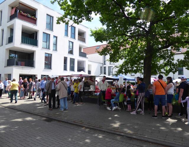 Das Fest war sehr gut besucht. Es war eine tolle Stimmung.