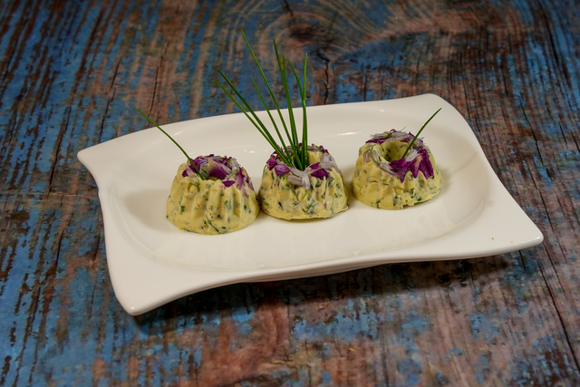 Sabinas Kochstudio - Eine selbst zubereitete Kräuterbutter in kleinen Guglhupfformen wird jetzt und in kräuterlosen Zeiten zu Gegrilltem und Gebackenem eine ausgezeichnete Zutat sein.