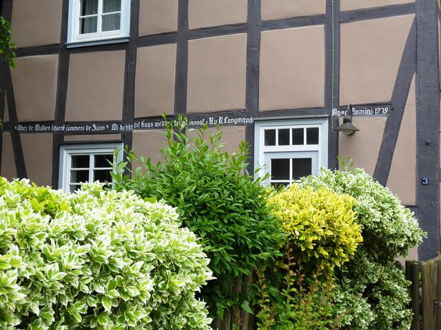 Renovierungsinschrift am Haus Heumarkt 3: „Ober de Wulken schient jümmers de Sünn“ – Wi hebbt dit Huus wedder … mooot  # B u D Langmaack  # Anno Domini 1979.