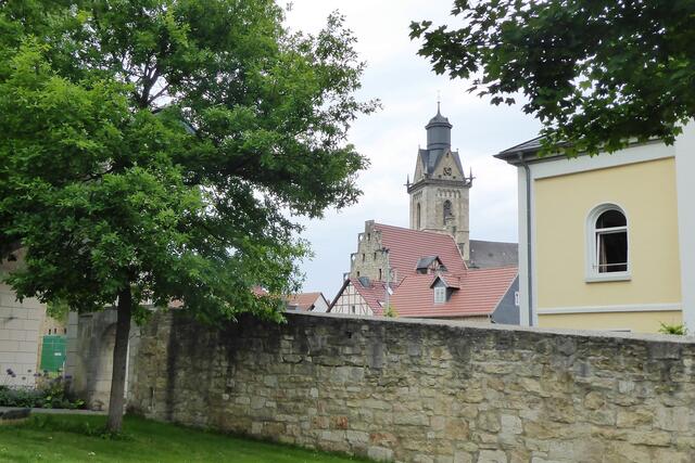 Auf die  Kilianskirche schaut man auch vom Enser Stadttor. Links steht mit dem Motto „Der Turner ehrt, was Jahn gelehrt!“ die 1987 gepflanzte Friedrich-Ludwig-Jahn-Gedächtniseiche. Rechts ist ein Teil der Jugendherberge in der Enser Straße 9 zu sehen.
