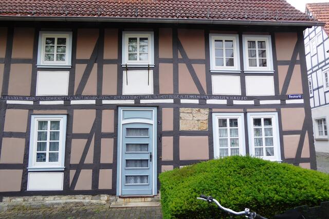 1801 wurde dieses Fachwerkhaus Heumarkt 3 von Ludwig Bertold und Louise Nebel errichtet.                                               
Die Inschrift lautet: "Ludwig Bertol und seine E frau, die haben Gott vertraut und dis Haus gebaut.
Jeppendeich denn 28tten Juli 1801 Meister Disse als Zimmermeister von diesen Hause!".