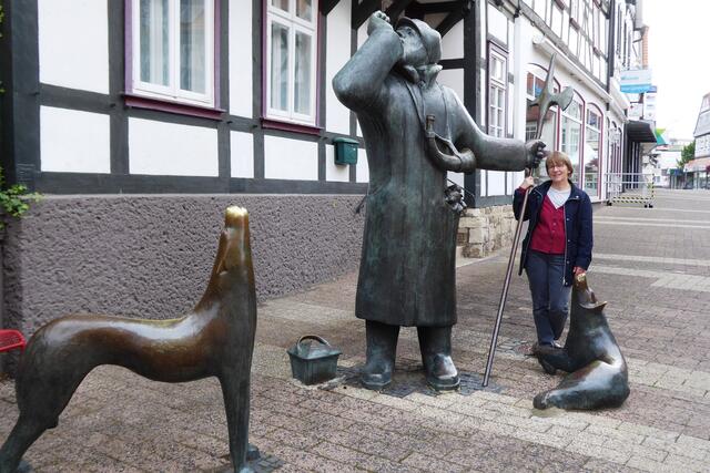 Beim Korbacher Nachtwächter. Die Bronzefiguren "Nachtwächter mit zwei Hunden" des Bildhauers Peter Lehmann aus dem Großenknetener Ortsteil Bissel stehen seit 1977 in der Professor-Bier-Straße.