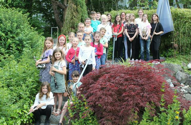 Die jungen Künstler stellten sich nach dem Konzert zum obligatorischen Erinnerungsfoto im Garten von St. Klara in Wertingen dem Fotografen.