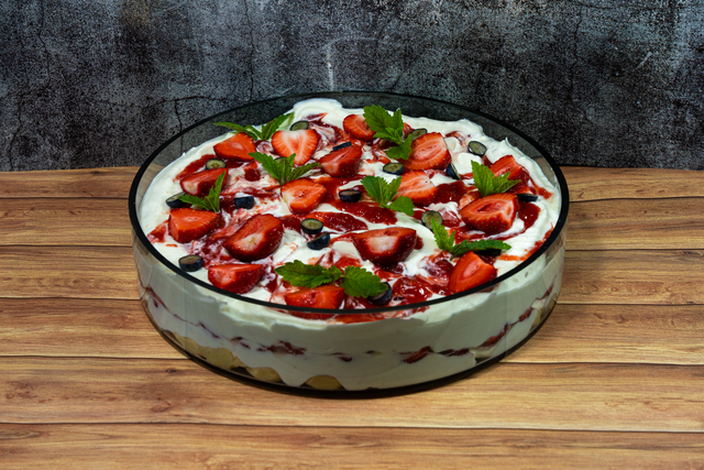 Sabinas Kochstudio - Mit den roten, verführerisch duftenden und umwerfend schmeckenden Erdbeeren hat Sabina Scherer in ihrem Kochstudio ein köstliches Erdbeer-Tiramiu zubereitet. Mit der Verwendung von Quark und Frischkäse ist ein leichtes, sommerliches Dessert entstanden, das förmlich zum Nachmachen einlädt.