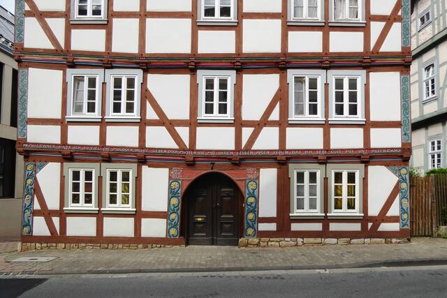 Das Gebäude Stechbahn 7 wurde vom Goldschmied und späteren Bürgermeister Samuel Waldeck(er) und seiner Ehefrau Anna Maria errichtet. Bei der Sanierung im Jahr 1994 ist auf dem Türsturz der Rest einer Inschrift sichtbar gemacht worden, die auf das Baujahr 1667 hinweist. Der genaue Text der ursprünglichen Inschrift ist unbekannt. Über dem Portal steht: "Misgönner habe ich so fiel die mir doch nichts geben / doch müssen sie mit ihren selben Augen sehen das ich noch lebe  # Gott mit uns allen".