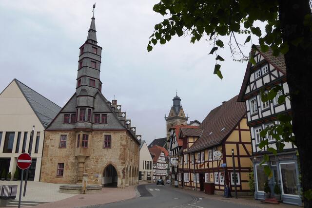 Blick in die Stechbahn. Links das erweiterte Korbacher Rathaus, rechts die Gaststätte Kings, Stechbahn 6. Zu diesem Haus lest hier: https://www.myheimat.de/korbach/kultur/ein-altes-haus-feiert-geburtstag-d2892331.html