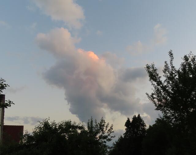 11.06.2022: Diese Wolke habe ich gegen 21.30 Uhr von unserem Garten aus fotografiert.