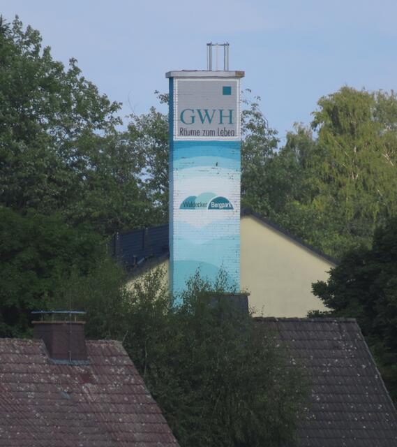09.06.2022: Diesen Turm sehe ich, wenn ich von meinem Schreibtsich aus dem Fenster sehe. Die Entfernung von meinem Schreibtischfenster zum Turm beträgt ca. 1 km.