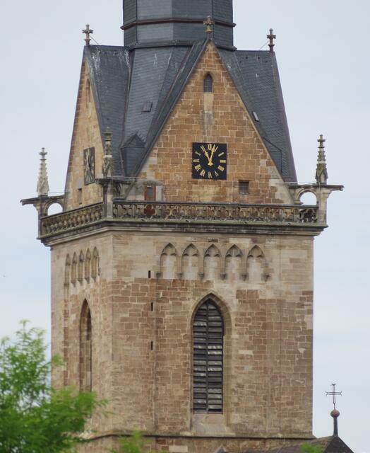 11.06.2022: Blick auf einen Teil des Turmes der "Kilians-Kirche" ... ebenfalls vom "Hexengarten" aus aufgenommen. Die Entfernung von meinem Standpunkt zum Turm beträgt ca. 1 km.