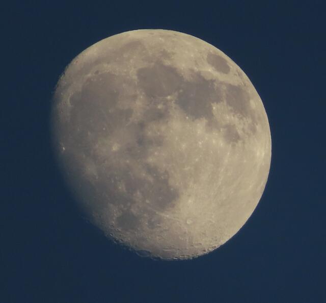 11.06.2022: Mein 1. Mond-Foto mit der neuen Kamera ... aufgenommen gegen 21.30 Uhr von unserem Garten aus.