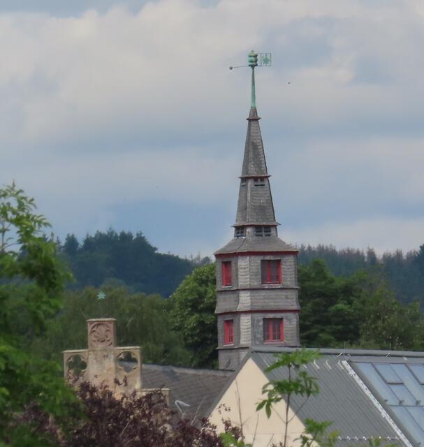 11.06.2022: Blick auf den Turm des Korbacher Rathauses ... vom "Hexengarten" aus fotografiert. Die Entfernung von meinem Standpunkt zum Turm beträgt ca. 1 km.