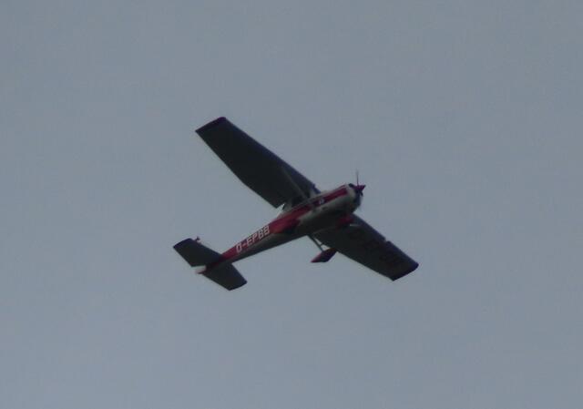 11.06.2022: Das Flugzeug habe ich von unserem Garten aus fotografiert.