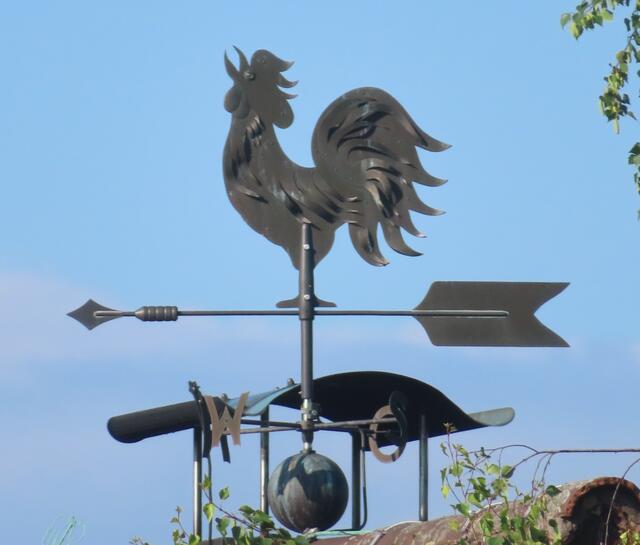 09.06.2022: Blick aus der Balkontür (1. Stockwerk) in die Nachbarschaft ... der Wetterhahn ist ca. 50 m entfernt.