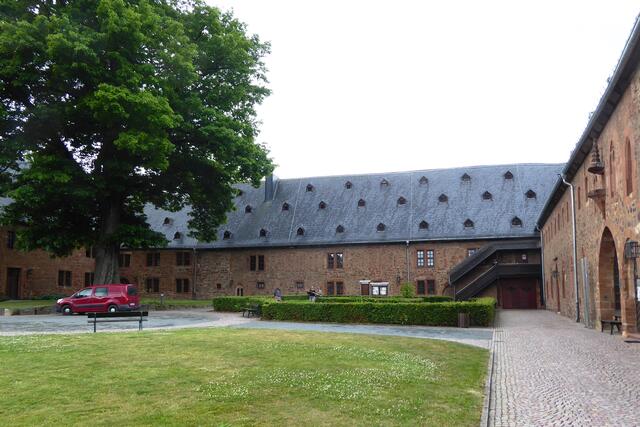 Innenhof des ehemaligen Zisterzienserinnenklosters St. Georgenberg. Rechts ist der Eingang des Kreisheimatmuseums zu sehen.