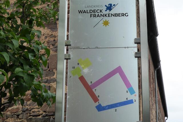 Die Verwaltungen des Landkreises Waldeck-Frankenberg in Frankenberg. Die mit 2-4 beschriebenen Gebäudeteile aus den 1960-er Jahren wurden 2021 abgerissen. Die Verwaltungen sind ausgelagert. 5 bezeichnet die Lage des Heimatmuseums.