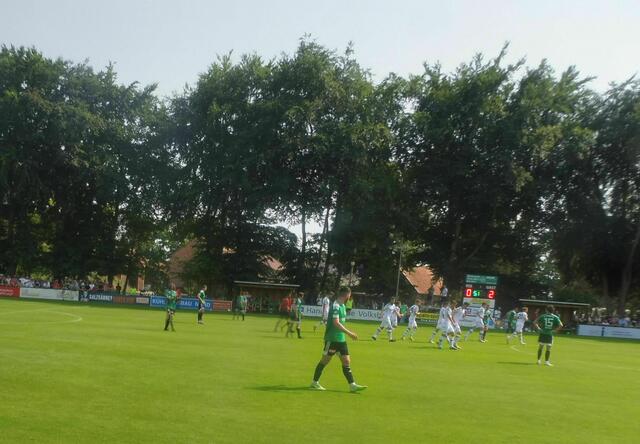 ...die Spieler laufen zum Mittelkreis. Anstoß nach Tor!