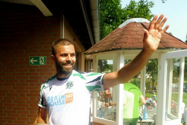 Lukas Hinterseer winkt in die Menge. Ein letztes bye bye?