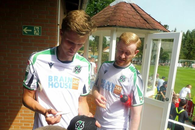 Fabian Kunze und Sebastian Kerk schreiben Autogramme...
