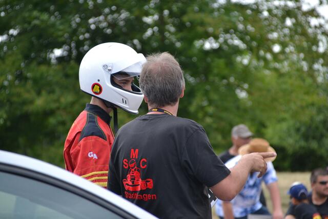 Chris wartet mit Trainer Olaf