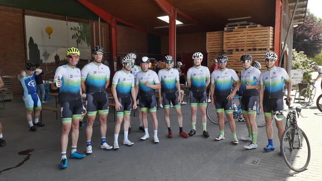 Team Wunstorf war zuerst an der Kartoffelscheune in Willighausen. Schnitt 38,5 km/h!