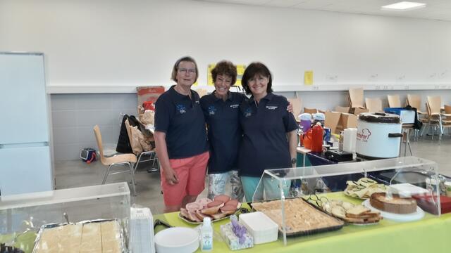 Die netten Damen vom Kuchen-, Wurst-, und Brot-Büffet