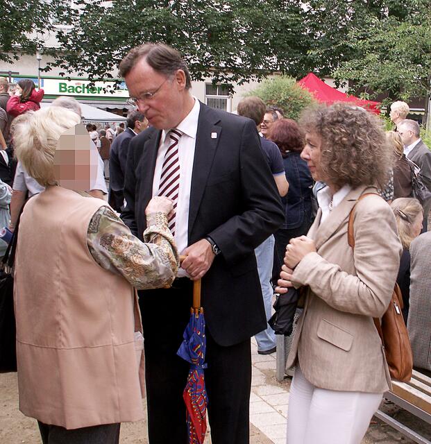 Stephan Weil im Gespräch mit einer Bürgerin, rechts: die damalige Bezirksbürgermeisterin Christine Ranke-Heck.