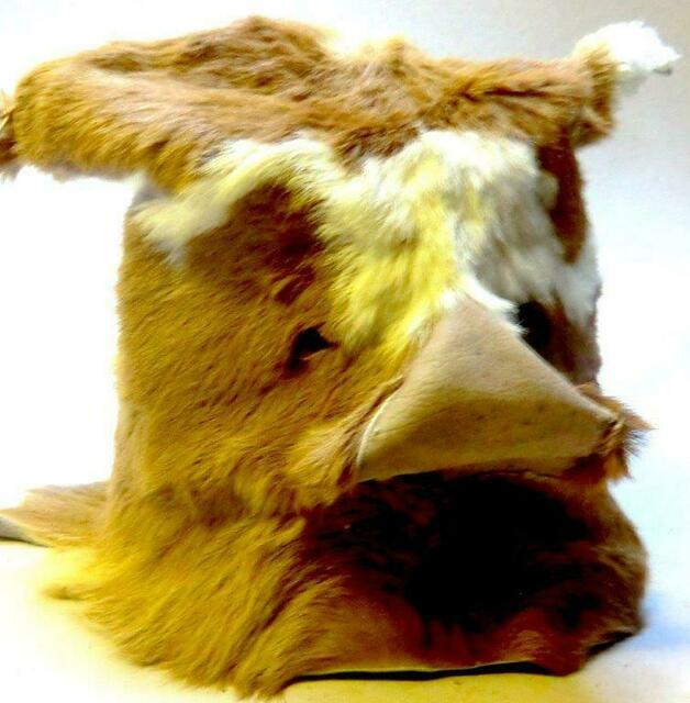 Replikat einer Tiermaske der Vincakultur nach einer keramischen Urnenform