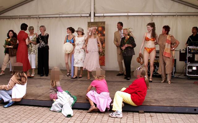 Modenschau auf der Bühne