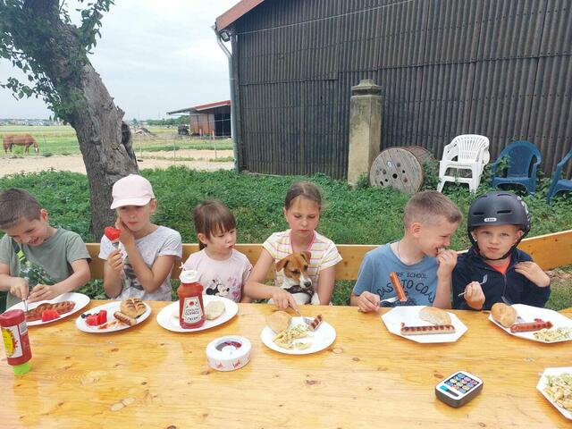 (v. l.): Danilo, Zoriana, Gracia, Daryna, Dmytro und Maksym lassen sich die Würstchen schmecken.