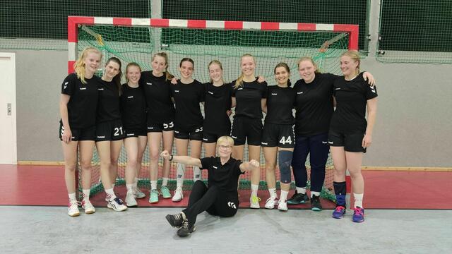 Die Regionsmeistermannschaft mit ihrer Trainerin