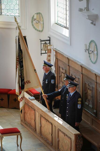 Die Fahnenabordnung mit der neuen, doch ebenfalls restaurierungsbedürftigen Fahne beim Gedenkgottesdienst. | Foto: Andreas S. Köhler