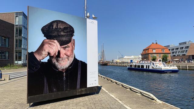 Jedes Fischer-Porträt ist drei mal drei Meter groß. Foto: Helmut Kuzina