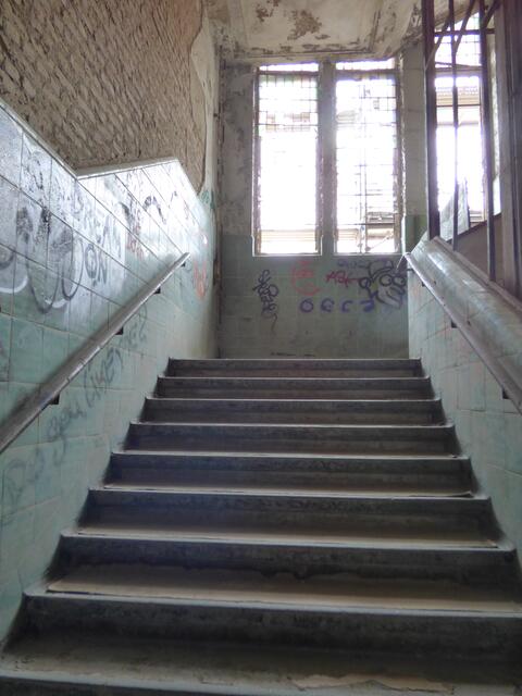 Nach oben geht es ( leider ) nicht. Ist wahrscheinlich zu gefährlich.