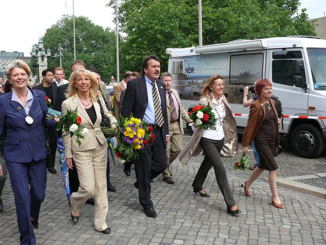 Die politische Prominenz marschiert mit.
