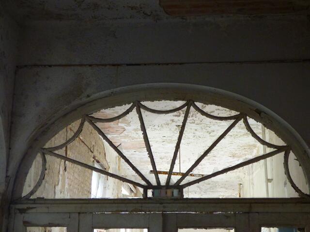 Ist hier nicht so gut zu sehen, aber in den Bögen waren farbige Leuchten, damit das Pflegepersonal gleich sah, wo jemand Hilfe benötigte.